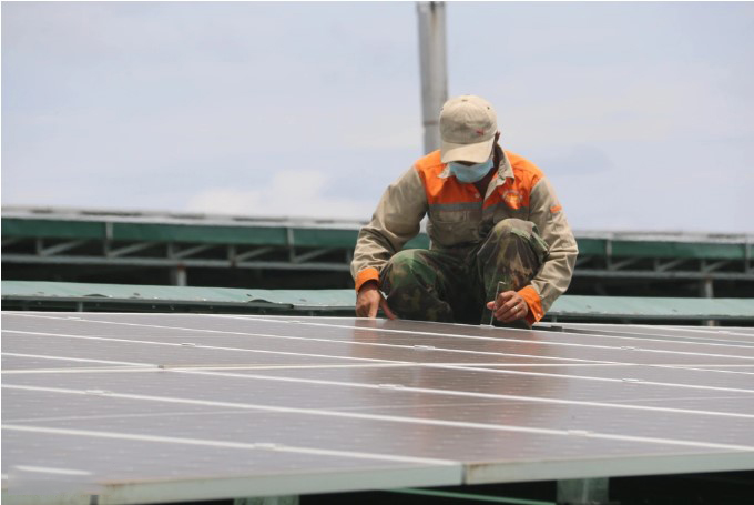 Công nhân lắp hệ thống điện mặt trời mái nhà