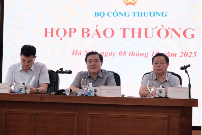 Thứ trưởng Công Thương Nguyễn Sinh Nhật Tân điều hành họp báo về điện mặt trời mái nhà