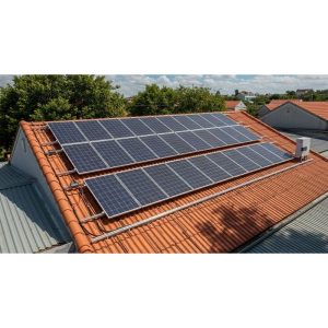 Các tấm pin được lắp trên mái của nhà dân Việt Nam